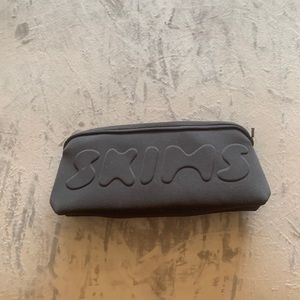 Skims pouch neoprene